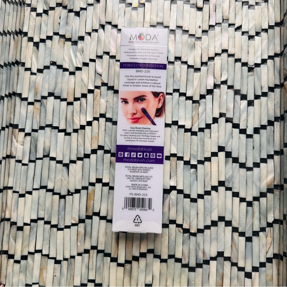 Moda Purple Pointed Foundation Brush | NWT | 100% Vegan & Cruelty-Free - Picture 3 of 4